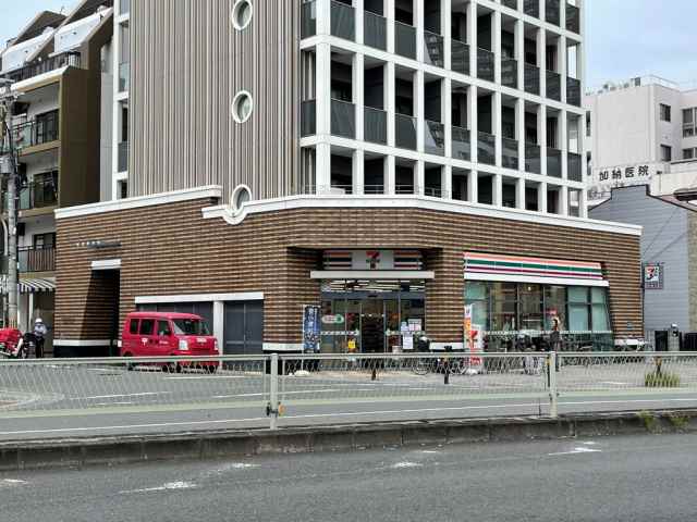 コンビニ　セブンイレブン（コンビニ）まで548m