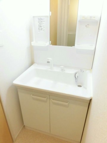 洗面設備　ゆったりとスペースのある洗面所