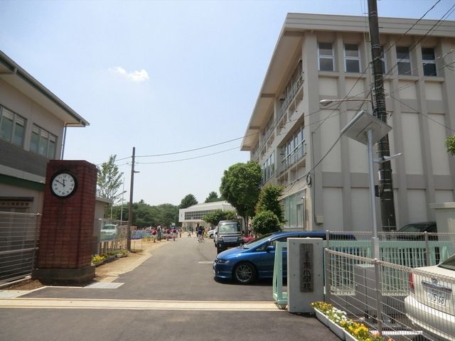 小学校　東小学校（小学校）まで900m