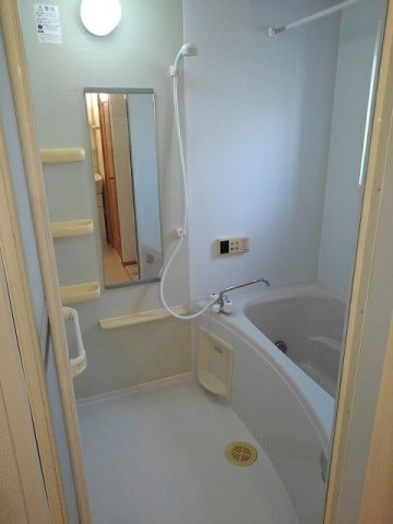 バス・シャワールーム　落ち着いた空間のお風呂です