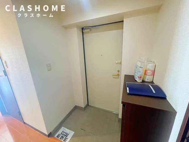 玄関　同物件の別部屋になります。
