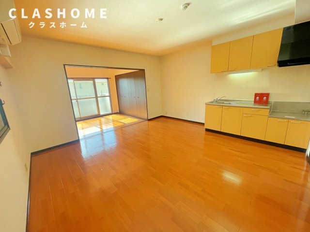 居室・リビング　同物件の別部屋になります。