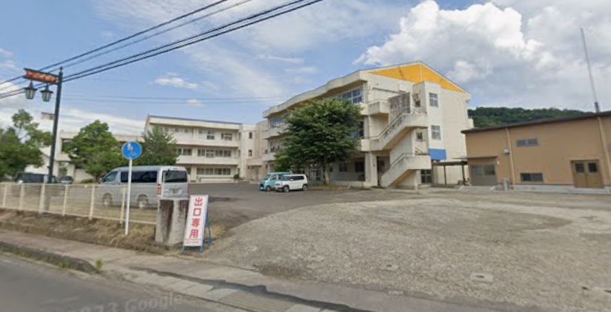 中学校　伊達市立霊山中学校（中学校）まで900m