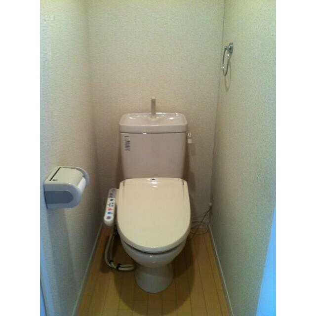 トイレ　温水洗浄便座付きのトイレです。