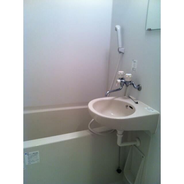 バス・シャワールーム　バス、トイレ別室で清潔感のあるバスルームです。