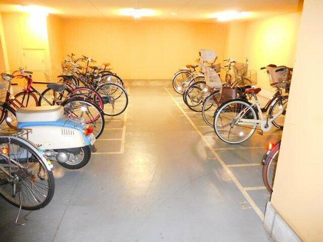 駐車場　駐輪場?