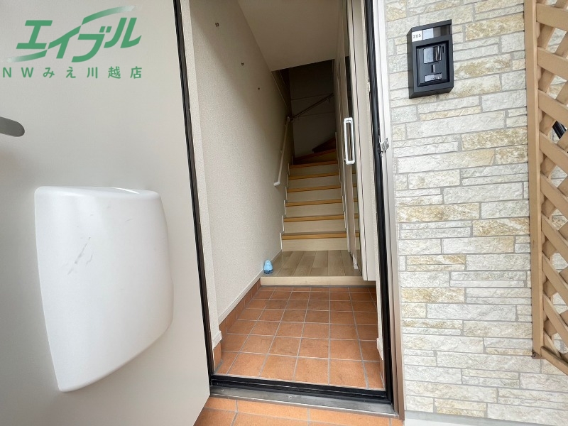 玄関　同物件別室反転タイプ画像