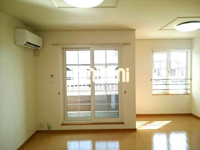 居室・リビング　二つの窓からは光がたくさん入り込みますよ！