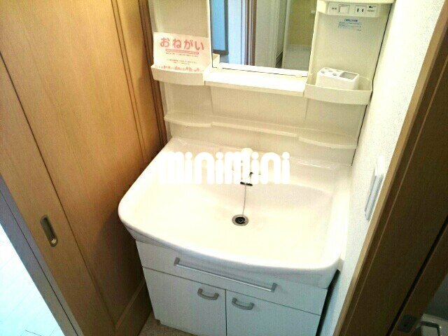 洗面設備　忙しい朝にうれしい洗髪洗面化粧台です。