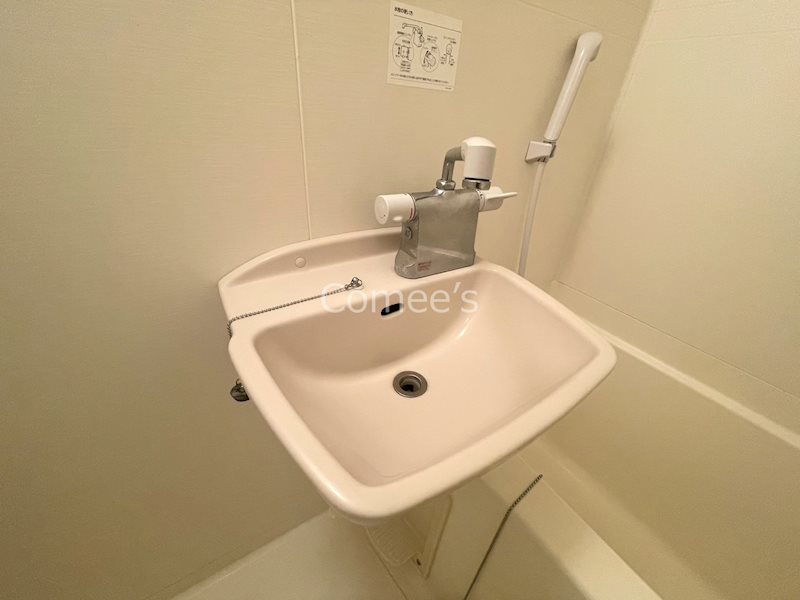 洗面設備　洗面台はバスルームに設置されています