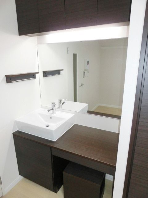 洗面設備　お化粧を考えた洗面台です