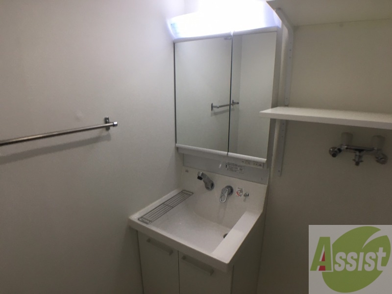 洗面設備　独立洗面台です。大きくてよいですね。シャンプーもできます。