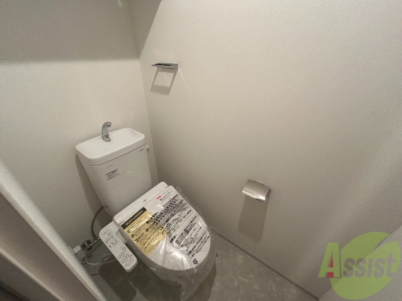 トイレ　トイレには温水洗浄便座がついています。上段に棚もありますね。