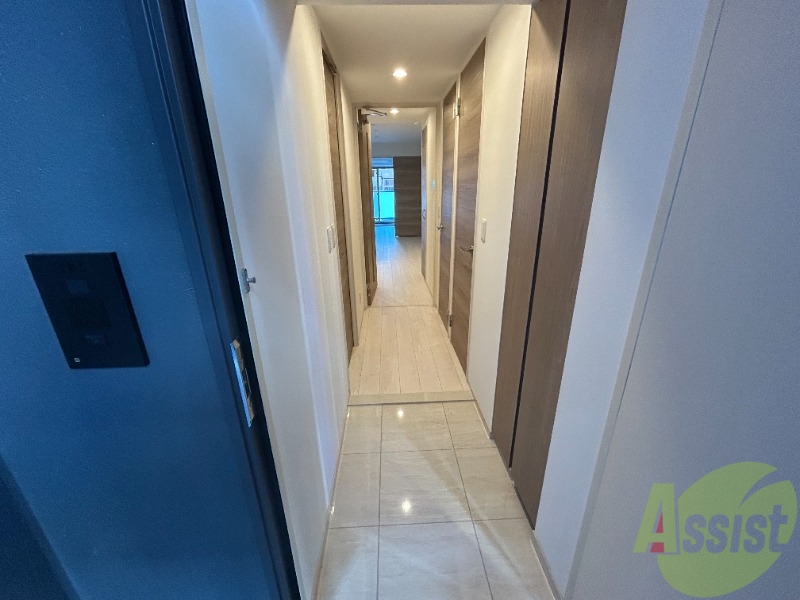 玄関　玄関口も広くて良いですね。荷物が多くても問題無く通れます。