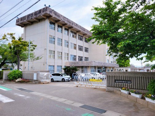 小学校　新居浜市立船木小学校（小学校）まで668m