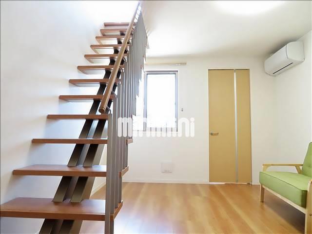 その他部屋・スペース　玄関側リビング（ソファーは家主備品）