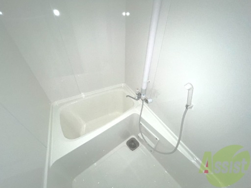 バス・シャワールーム　浴室は狭すぎず、シャワーも浴びやすそうです。