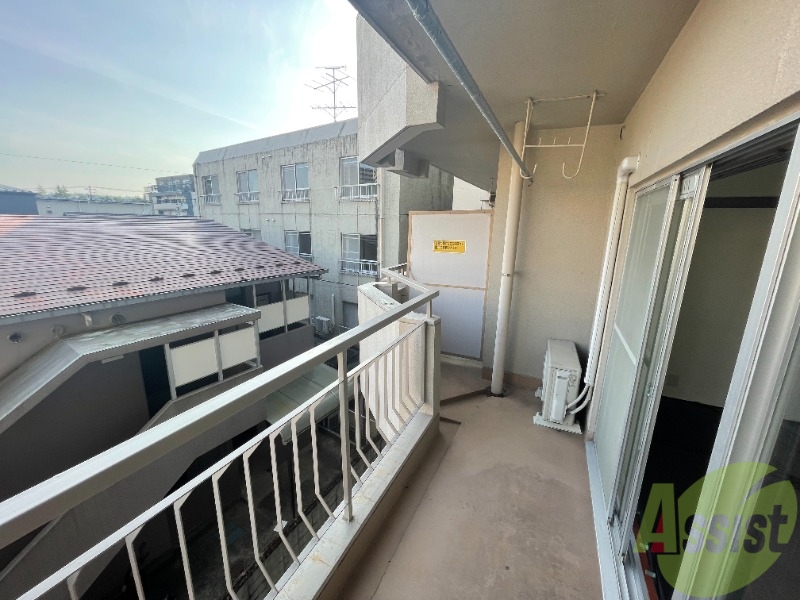 バルコニー　バルコニーは洗濯物を干すのに十分な広さがありますね。