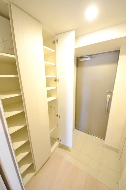 玄関　☆たっぷり入るシューズＢＯＸで玄関スッキリ☆