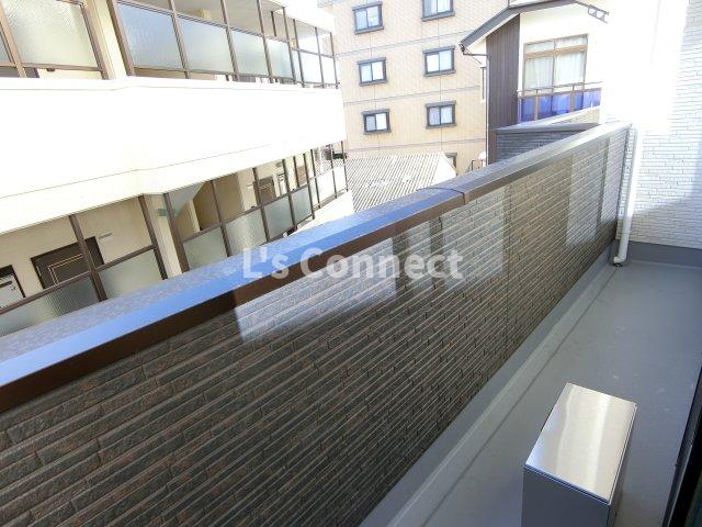 バルコニー　２階のお部屋で洗濯物もたくさん干せます。