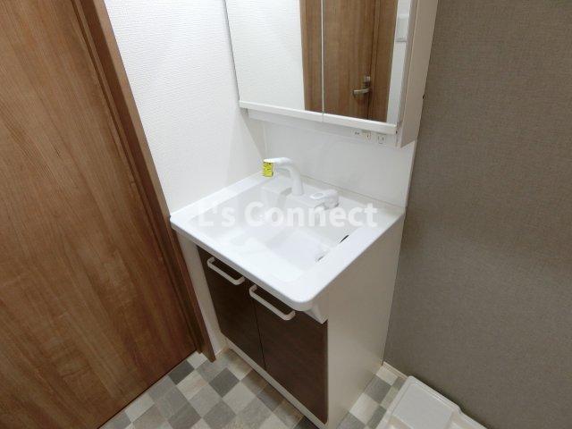 洗面設備　朝の支度もスムーズな独立洗面台。