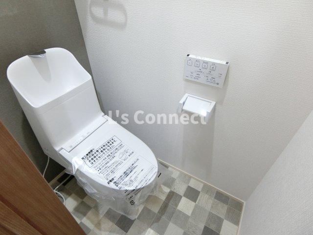 トイレ　温水洗浄便座付きのトイレ。