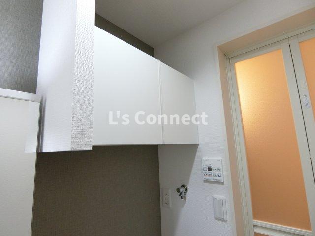 その他設備　洗濯機置き場の上にも棚があります。