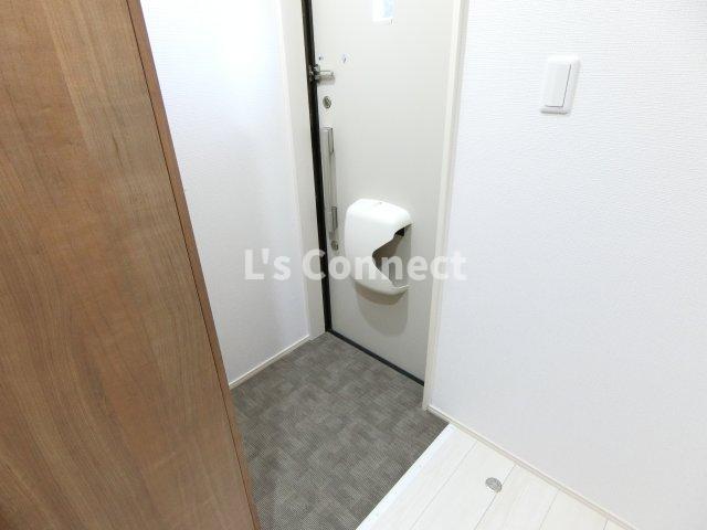 玄関　背の高い下駄箱で靴も収納できます。