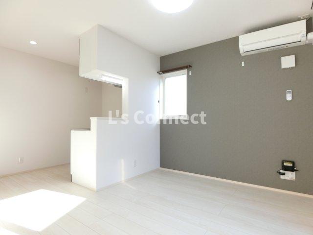 居室・リビング　８．２帖のＬＤＫ。角部屋で２面に窓があります。