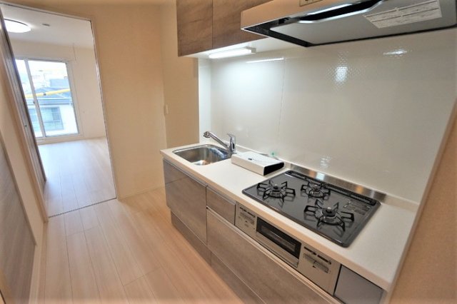 キッチン　掲載写真は同型モデルを掲載しており実際のお部屋と仕様等が異な