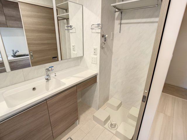 洗面設備　掲載写真は同型モデルを掲載しており実際のお部屋と仕様等が異な