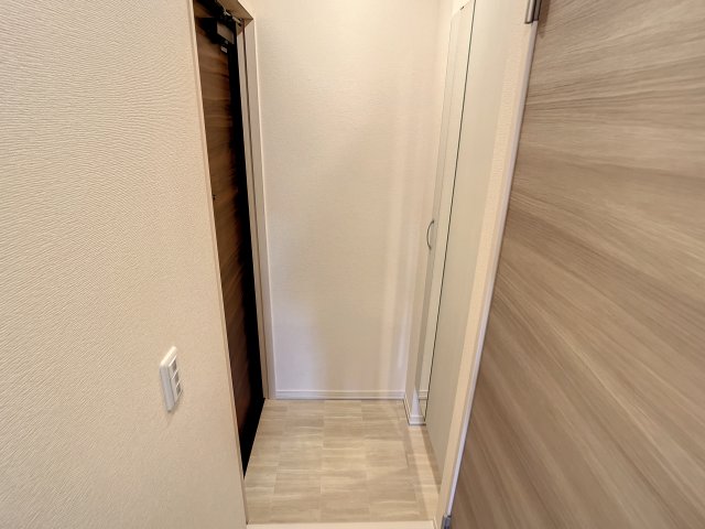 玄関　掲載写真は同型モデルを掲載しており実際のお部屋と仕様等が異な