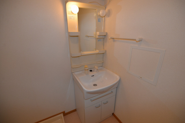 洗面設備　ゆったりとスペースのある洗面所