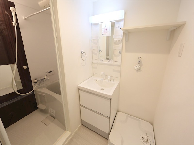 洗面設備　脱衣所　独立洗面台（シャンプードレッサー付）収納スペース有