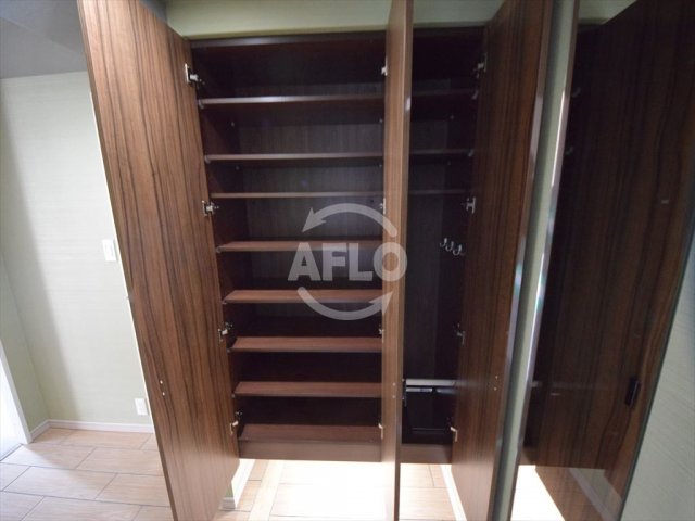 玄関　ファーストフィオーレ阿波座アクア　下駄箱