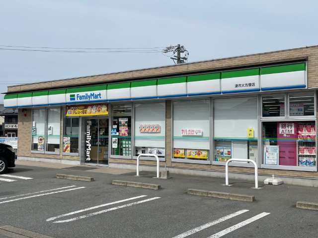 コンビニ　ファミリーマート津栗真中山店（コンビニ）まで444m