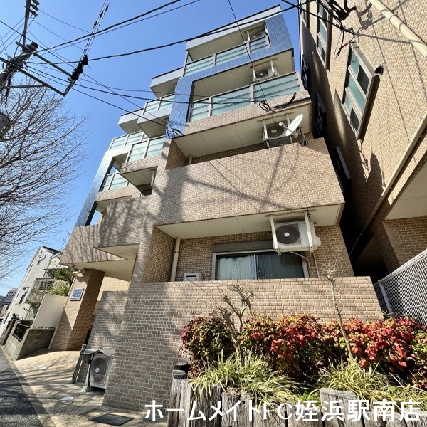 建物外観　大通り沿いで夜道も安心★