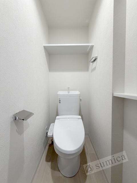 トイレ　人気アイテムの温水洗浄便座。清潔感のあるトイレです。