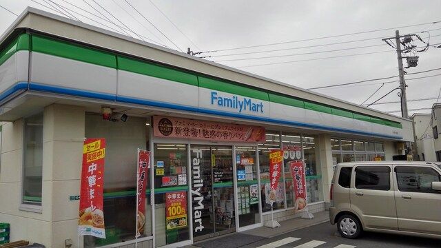 コンビニ　ファミリーマート（コンビニ）まで900m