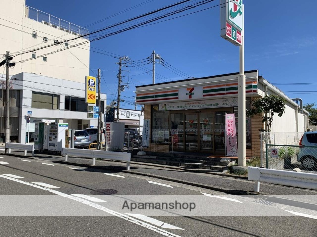 コンビニ　セブンイレブン（コンビニ）まで692m