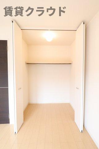 収納　ハンガーラック付きと棚付きの収納スペース！