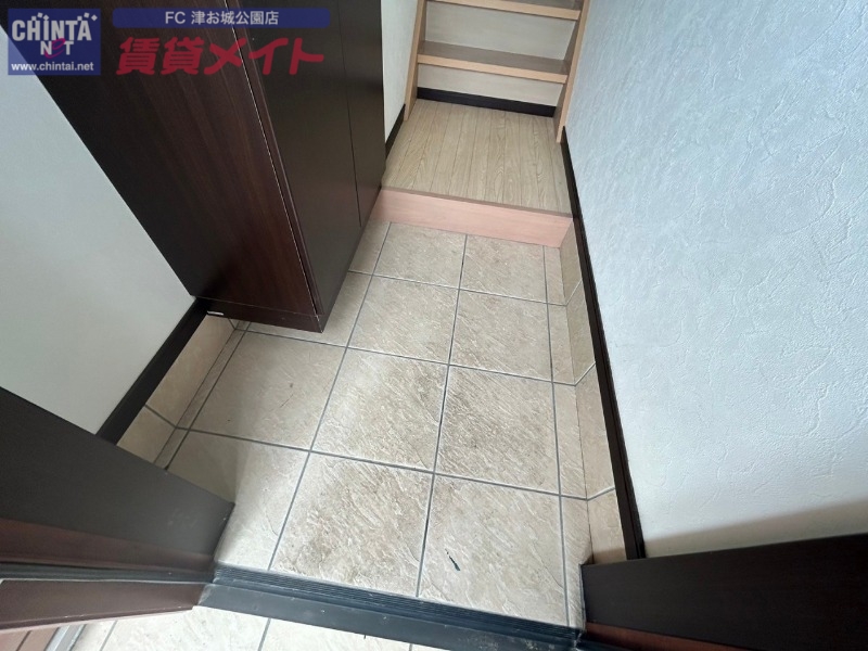 玄関　同じ物件、別部屋の写真です