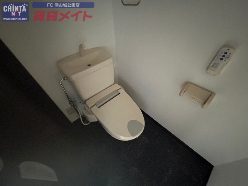 トイレ　同じ物件、別部屋の写真です