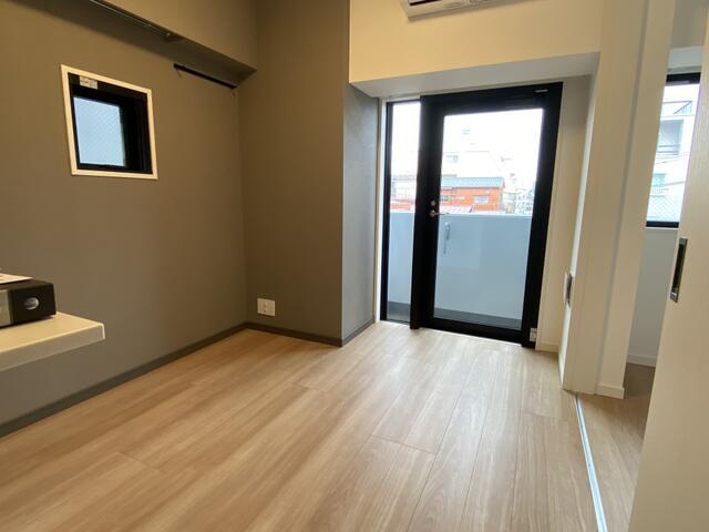 居室・リビング　落ち着いた色調の洋室です