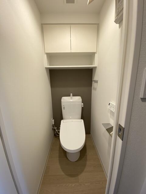 トイレ　落ち着いた色調のトイレです