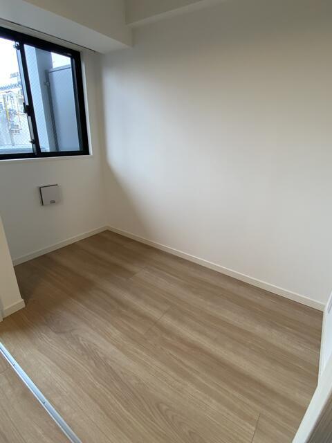 その他部屋・スペース　落ち着いた色調の寝室です