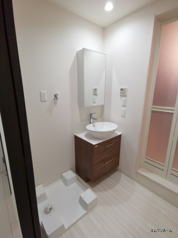 洗面設備　お洒落な洗面台と室内洗濯機置き場