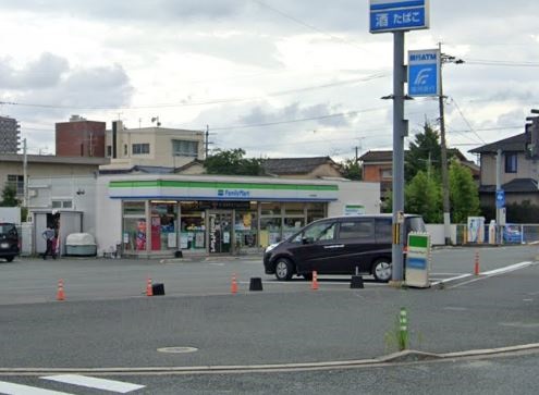 コンビニ　ファミリーマート（コンビニ）まで2932m