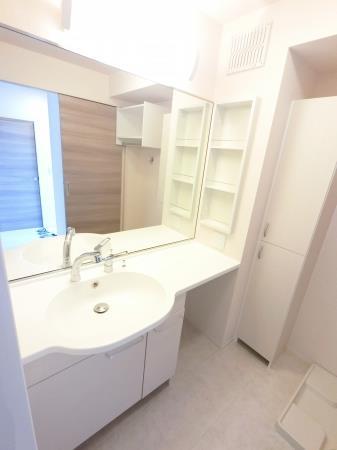 洗面設備　大型の鏡付き洗面化粧台！