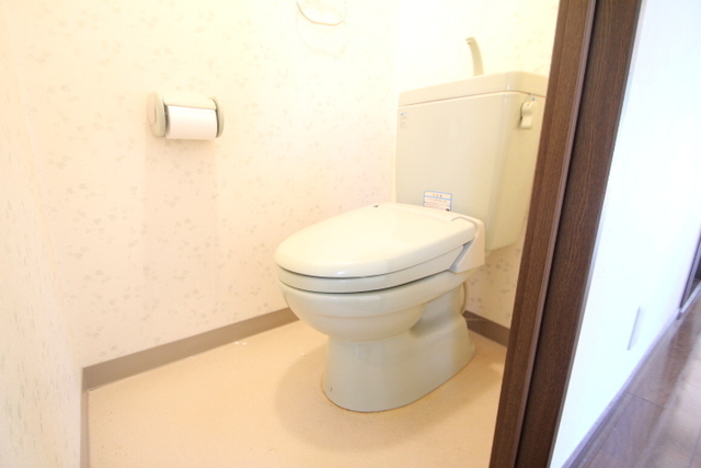 トイレ　別号室の写真になります。